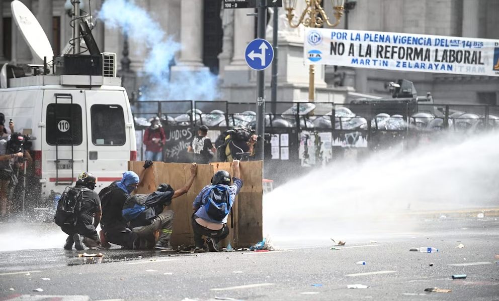 Incidentes frente al Congreso mientras el Senado debate la reforma laboral imagen-5