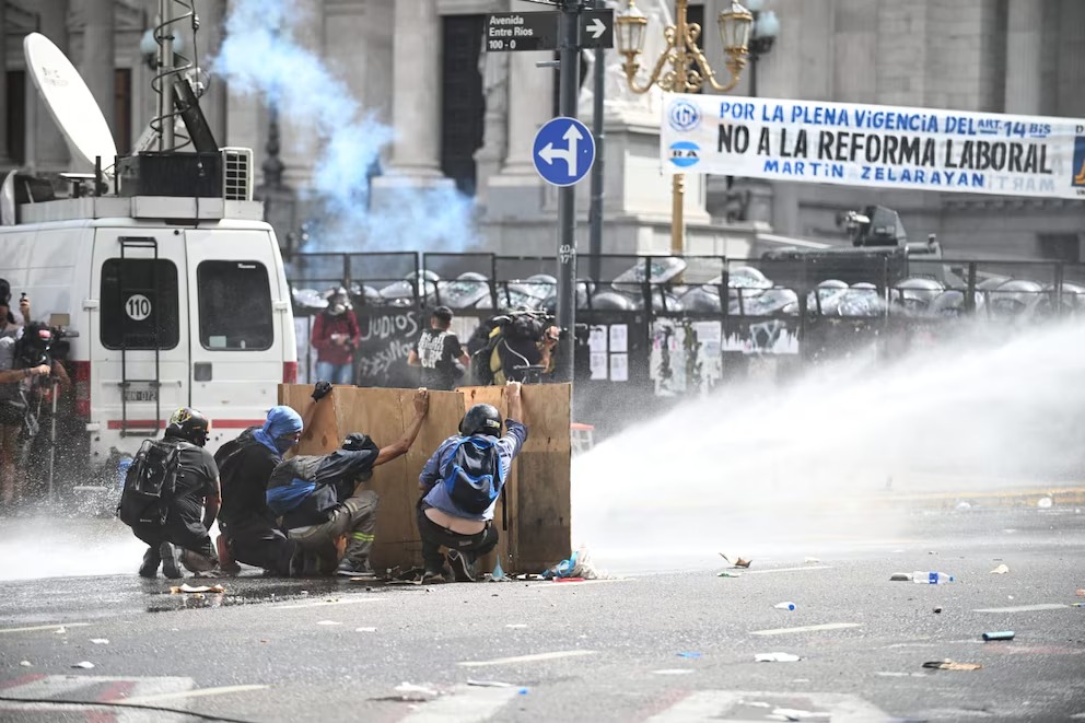 Incidentes frente al Congreso mientras el Senado debate la reforma laboral