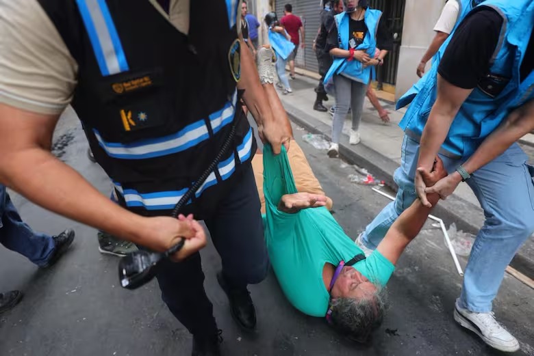 Incidentes frente al Congreso mientras el Senado debate la reforma laboral