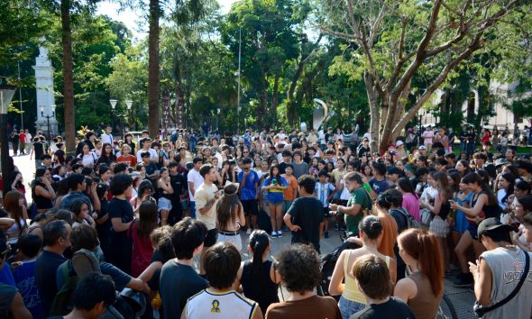 La primera juntada therians colmó de adolescentes la plaza 9 de Julio