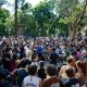 La primera juntada therians colmó de adolescentes la plaza 9 de Julio