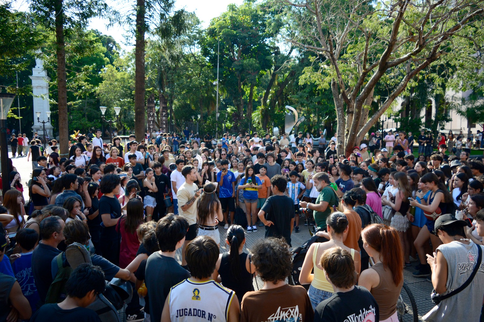La primera juntada therians colmó de adolescentes la plaza 9 de Julio