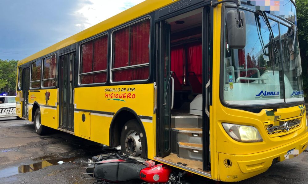 Motociclista terminó hospitalizado tras chocar con un colectivo en Posadas