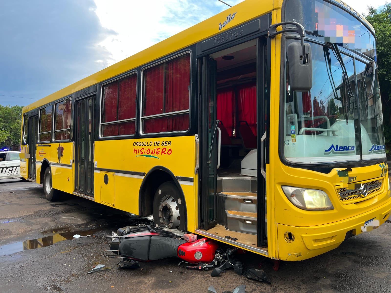 Motociclista terminó hospitalizado tras chocar con un colectivo en Posadas