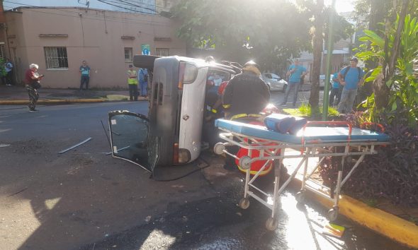 Cuatro heridos tras choque y vuelco en el centro de Posadas