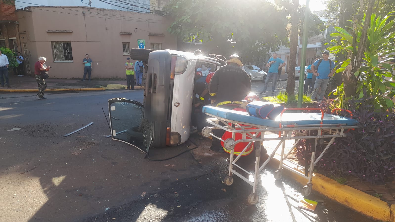 Cuatro heridos tras choque y vuelco en el centro de Posadas