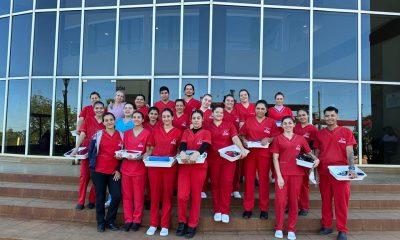 Estudiantes de enfermería venden comida para su graduación en San Vicente