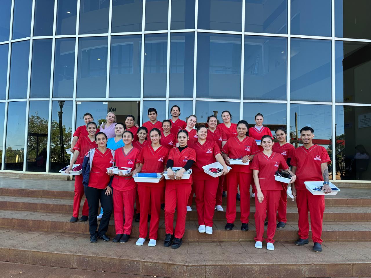 Estudiantes de enfermería venden comida para su graduación en San Vicente
