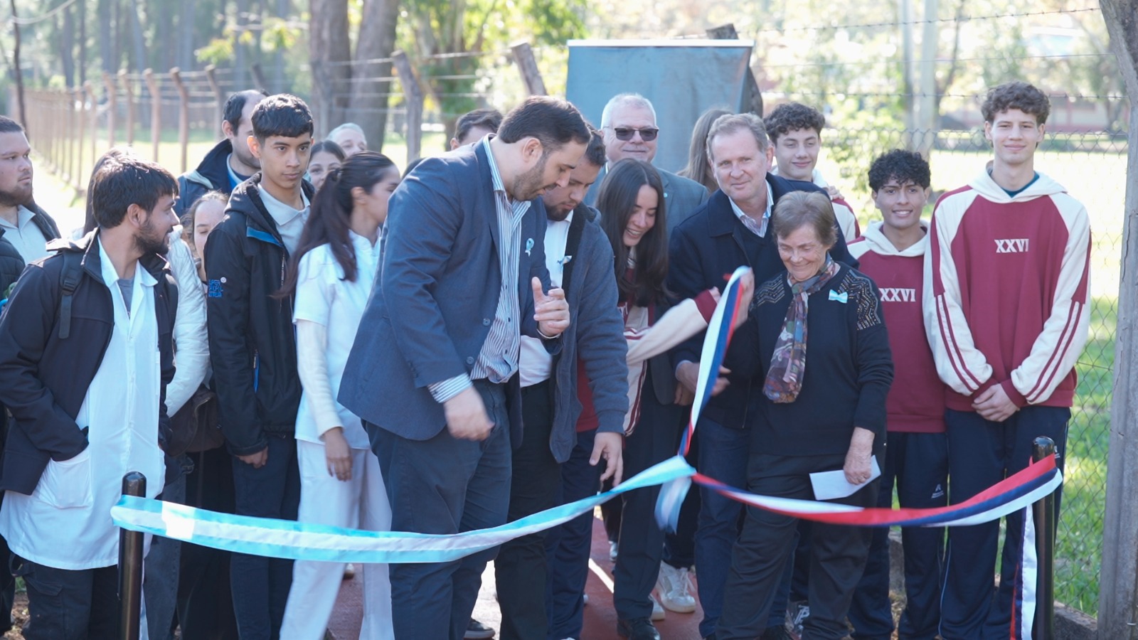 El Municipio de Alem mejora la conectividad peatonal con veredas frente al ISAM
