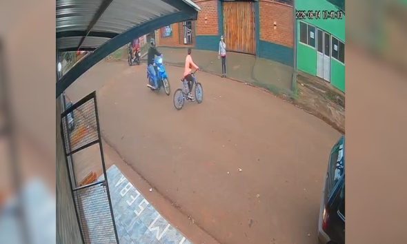 niño bici moto