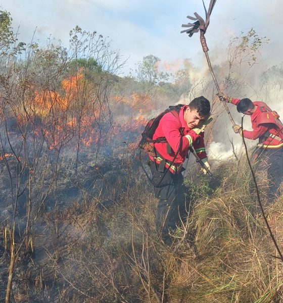 Fuego en Campo San Juan sigue activo: afectó 25 hectáreas de maleza y monte