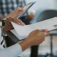 Informe: en tres años se perdieron 241 mil empleos privados y el salario cayó 40,5%