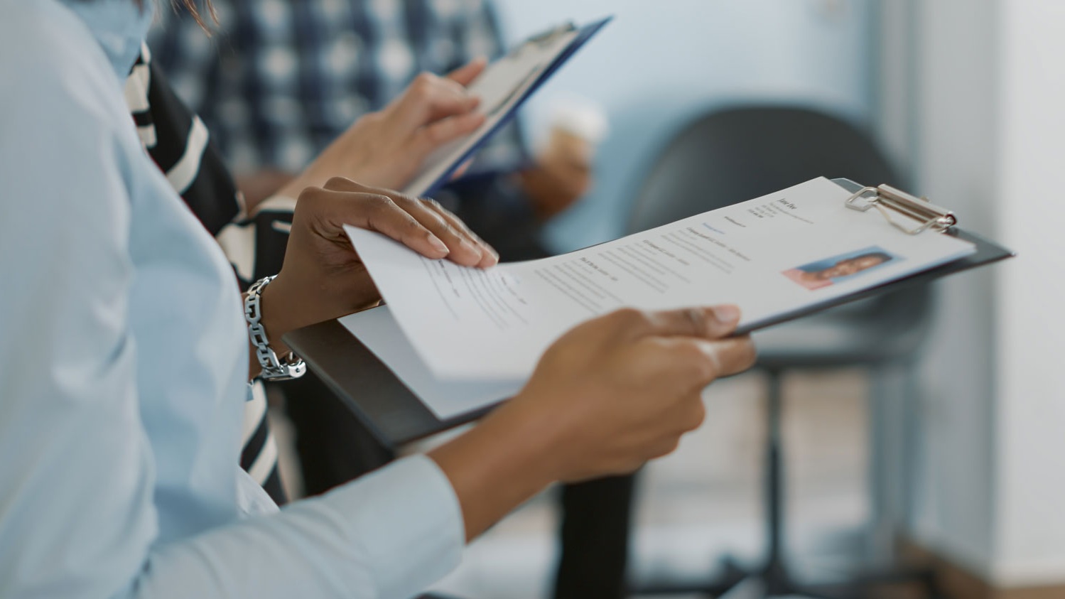 Informe: en tres años se perdieron 241 mil empleos privados y el salario cayó 40,5%